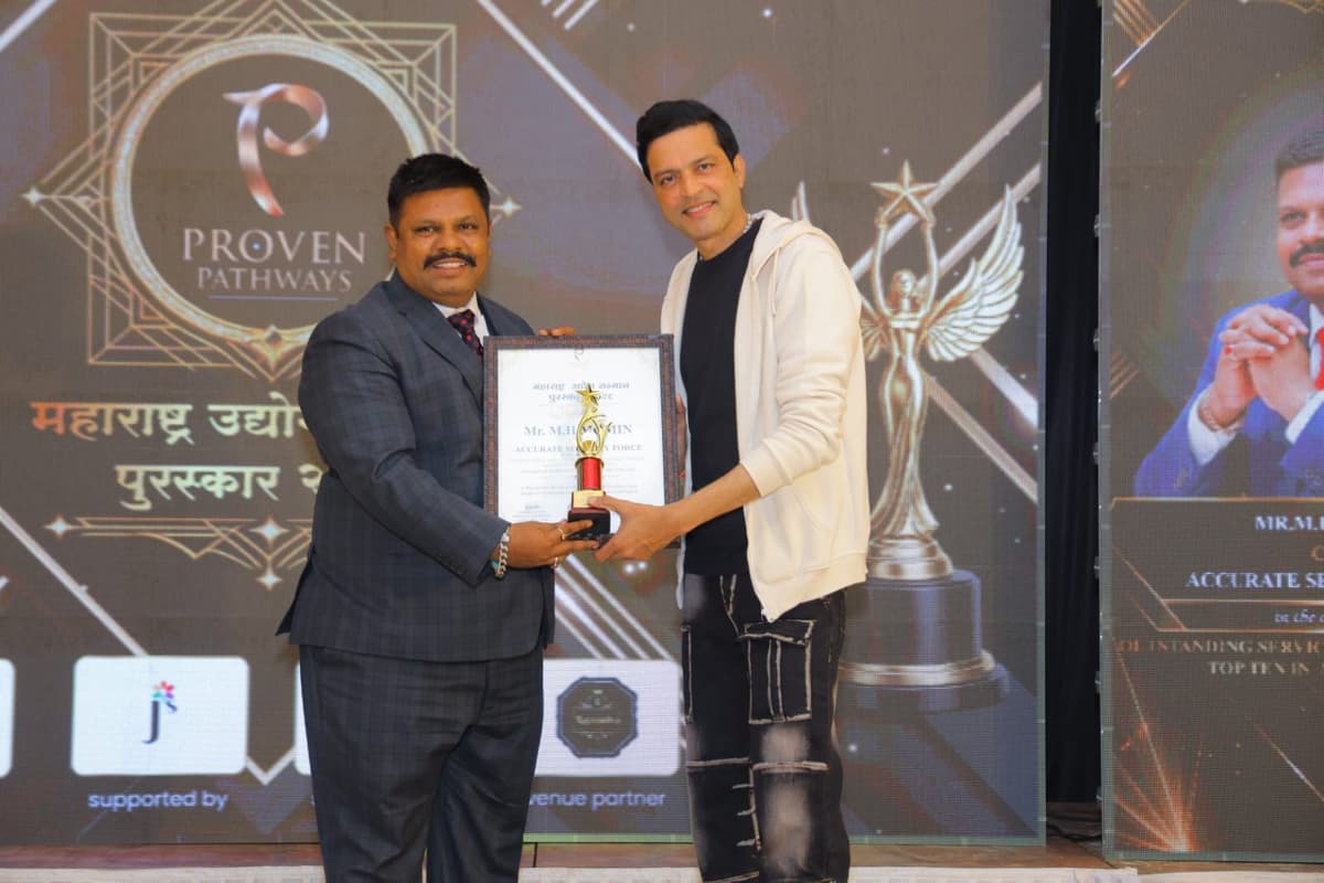 Udyog Shakti Samman 2026 — award presentation on stage with Momin Group representatives